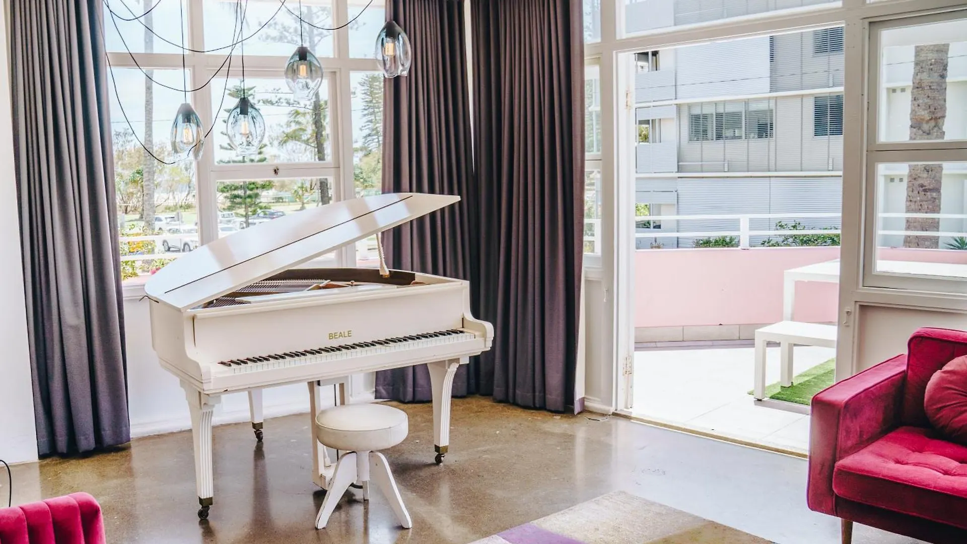 The Pink Hotel Coolangatta Gold Coast 4*,